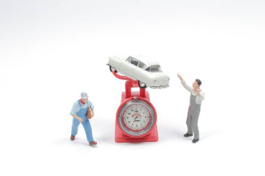 Beyaz arka planda arabalı pullar, değerli fikirler.