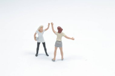 Mini çak bir beşlik. İki genç arkadaş sevindi. 