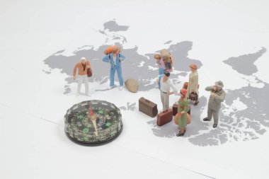 Harita, seyahat ve ulaşım üzerinde duran figür.