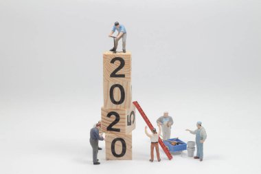 Mini işçi takımı 2020 'yi yaratıp 2019' u kaldırsın. 