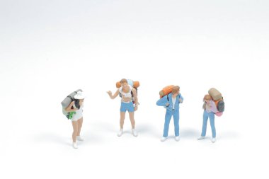 Sırt çantası ile minyatür bir figür olarak Dünya Seyahat kavramı