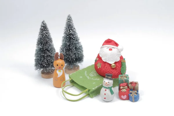 Рождественская композиция Подарки, елки, красные украшения — стоковое фото