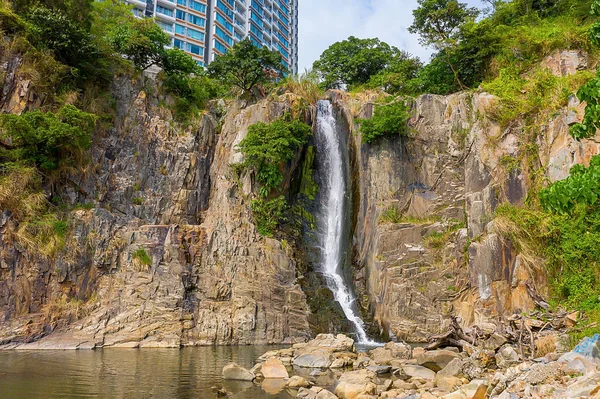 12 okt 2019 Waterval in park Bayside Wah Fu Estate — Stockfoto