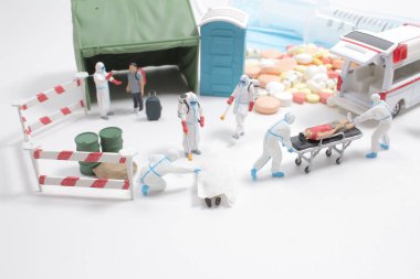  Hasta ve hemşire beyaz arka planla ilgileniyorlar.. 