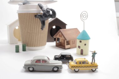 Gorillerin kutsal figürleri şehre saldırıyor.