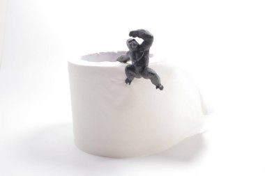 Otur ve bekle. Manken bir rulo tuvalet kağıdına oturur..