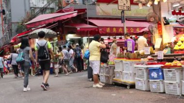 16 Mart 2020, Hong Kong, Causeway Bay alışveriş bölgesinde yürüyen insanlar.