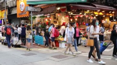 16 Mart 2020, Hong Kong, Causeway Bay alışveriş bölgesinde yürüyen insanlar.