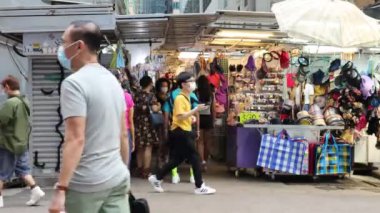 16 Mart 2020, Hong Kong, Causeway Bay alışveriş bölgesinde yürüyen insanlar.