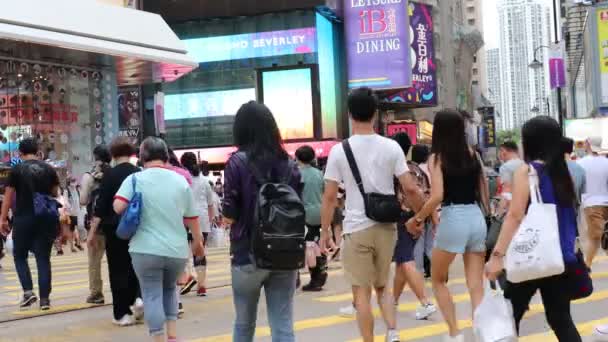 2020年3月16日香港コーズウェイベイ商店街の道路を横断する人々 — ストック動画