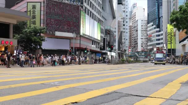 2020 Március Hongkong Causeway Bay Bevásárlónegyedében Átkelő Személyek — Stock videók