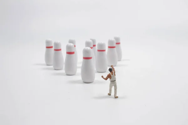 Minúsculo Empresários Figurines Bola Bowling — Fotografia de Stock