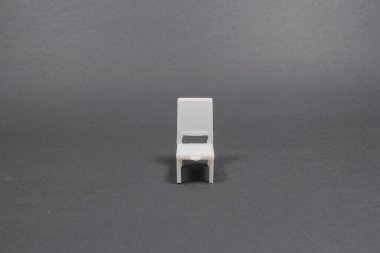 Sandalye ölçeği 1: 24 olan ölçek bebek masası..