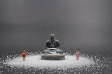 Zen Buddha ve kum figürü 