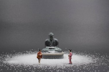 Zen Buddha ve kum figürü 