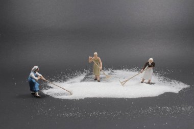 Mini işçisinin eğlencesi bir klavyeyi temizlemektir.