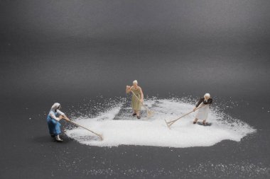 Mini işçisinin eğlencesi bir klavyeyi temizlemektir.