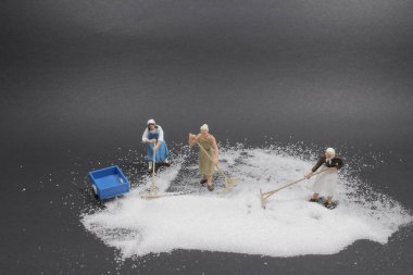 Mini işçisinin eğlencesi bir klavyeyi temizlemektir.