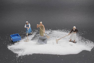 Mini işçisinin eğlencesi bir klavyeyi temizlemektir.