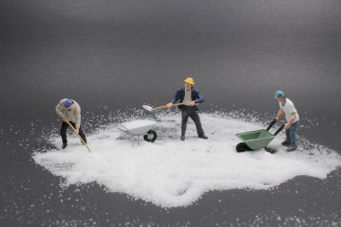 Mini işçisinin eğlencesi bir klavyeyi temizlemektir.