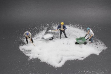 Mini işçisinin eğlencesi bir klavyeyi temizlemektir.