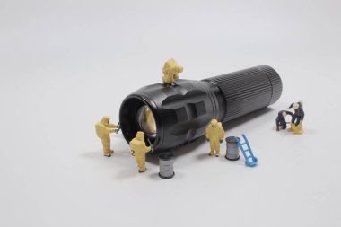 Figür işçisinin minyatürü meşaleyi değiştirdi.