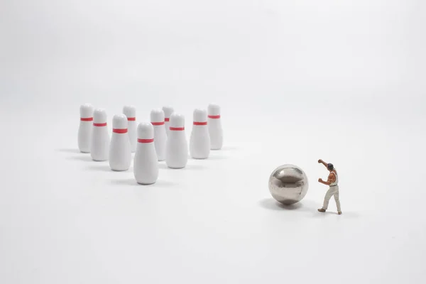 Minúsculo Empresários Figurines Bola Bowling — Fotografia de Stock