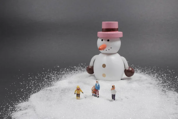 Mini Figury Zabawy Śniegu Pokryte Krajobraz Zimowy — Zdjęcie stockowe