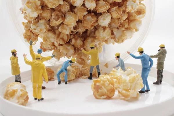 the mini worker figure face the throw Popcorn