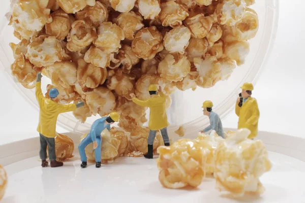the mini worker figure face the throw Popcorn