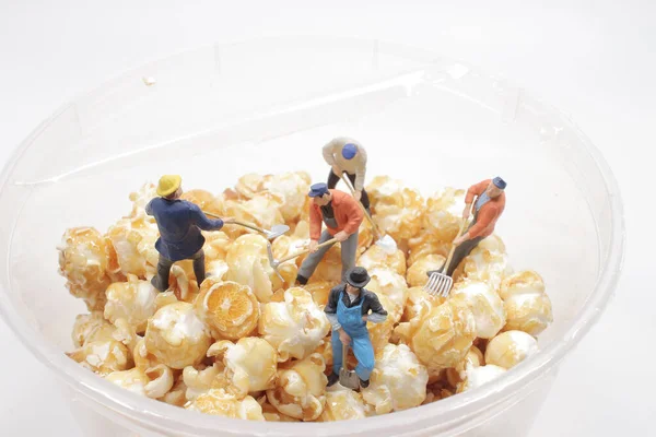 Die Miniarbeiter Figur Steht Vor Dem Popcorn Wurf — Stockfoto