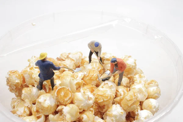 the mini worker figure face the throw Popcorn