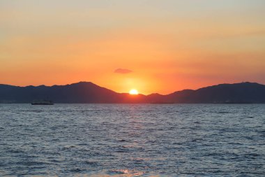 12 Haziran 2020 Hong Kong 'da Lantau' ya bakan turuncu gökyüzü günbatımı