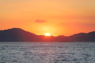 12 Haziran 2020 Hong Kong 'da Lantau' ya bakan turuncu gökyüzü günbatımı