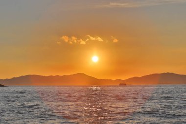 12 Haziran 2020 Hong Kong 'da Lantau' ya bakan turuncu gökyüzü günbatımı