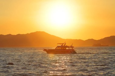 12 Haziran 2020 Hong Kong 'da Lantau' ya bakan turuncu gökyüzü günbatımı