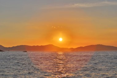 12 Haziran 2020 Hong Kong 'da Lantau' ya bakan turuncu gökyüzü günbatımı