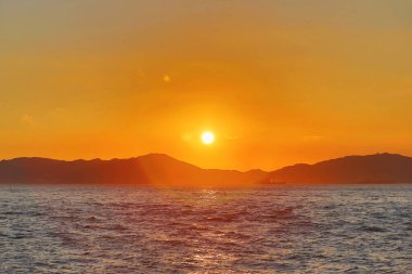 12 Haziran 2020 Hong Kong 'da Lantau' ya bakan turuncu gökyüzü günbatımı