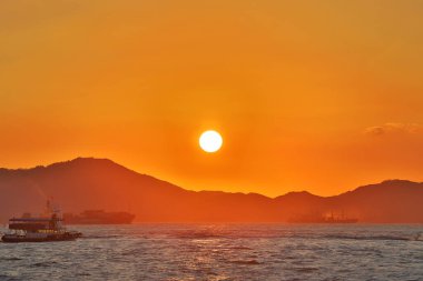 12 Haziran 2020 Hong Kong 'da Lantau' ya bakan turuncu gökyüzü günbatımı