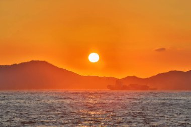 12 Haziran 2020 Hong Kong 'da Lantau' ya bakan turuncu gökyüzü günbatımı