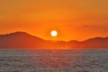 12 Haziran 2020 Hong Kong 'da Lantau' ya bakan turuncu gökyüzü günbatımı