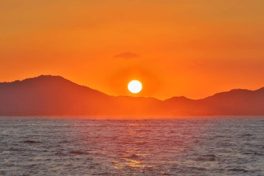 12 Haziran 2020 Hong Kong 'da Lantau' ya bakan turuncu gökyüzü günbatımı