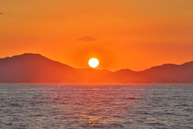 12 Haziran 2020 Hong Kong 'da Lantau' ya bakan turuncu gökyüzü günbatımı