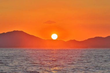 12 Haziran 2020 Hong Kong 'da Lantau' ya bakan turuncu gökyüzü günbatımı