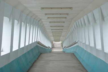 Kowloon Körfezi, Tai Yip Sokağı 'ndan geçen bir yaya köprüsü. 