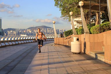 19 Haziran 2020 'de Wan Chai rıhtımındaki koşucu. 