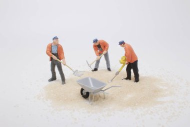 Minyatür oyuncak işçisi daha fazla şekerle çalışıyor.