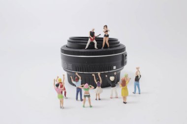 Bir kulüpte gece partisinde dans eden mini insanlar.