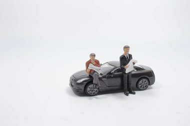  Mini figür ayakta duruyor ve gazete okuyor 