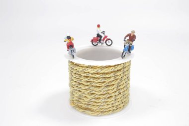 Mini figür daire etrafında motosiklet sürmek